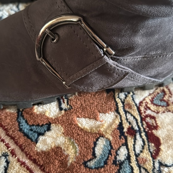 Size 7.5M gray knee high boots with buckles and Zipper.pre Loved - Picture 3 of 9